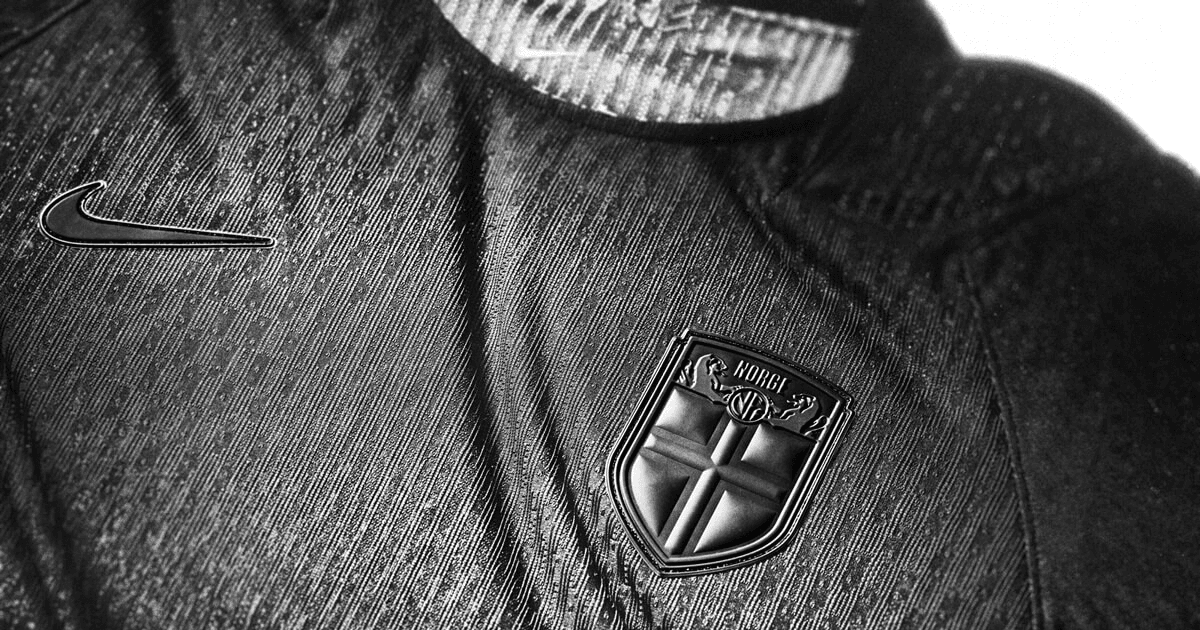 Camisa reserva all-black da Noruega na Copa 2026, com tipografia customizada inspirada no alfabeto rúnico Elder Futhark