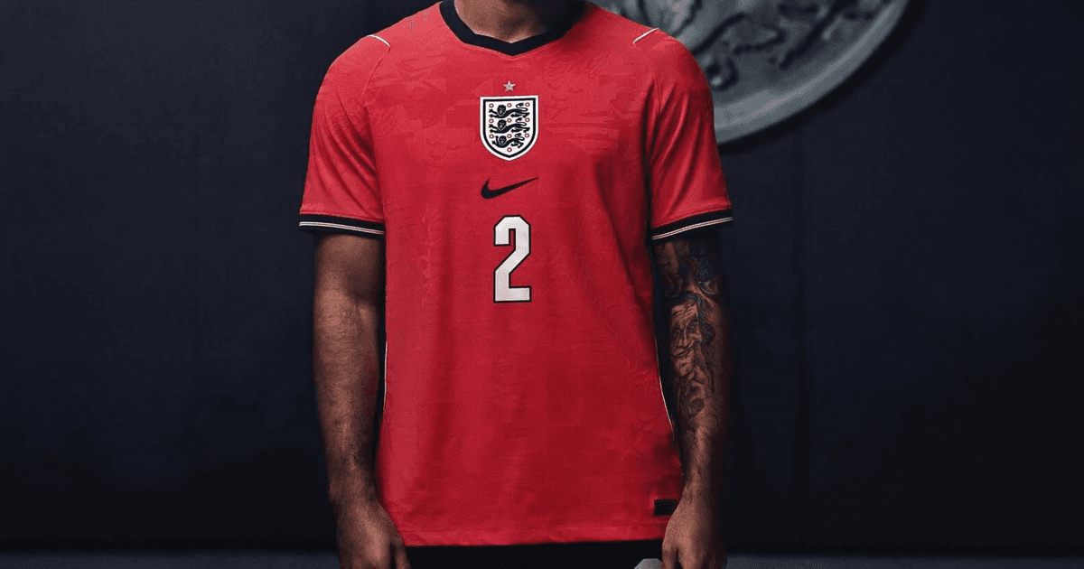 Camisa reserva da Inglaterra na Copa 2026, vermelho vibrante com escudo centralizado no peito