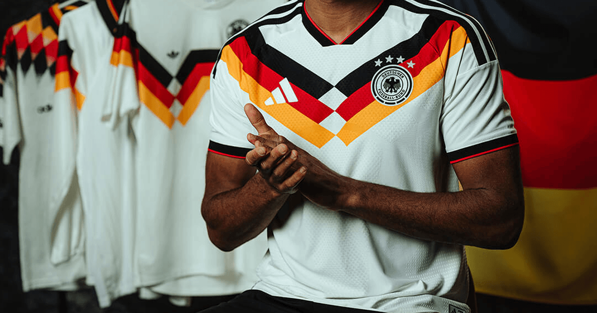 Camisa titular da Alemanha na Copa 2026, base branca com padrão de losangos e chevrons em preto, vermelho e dourado
