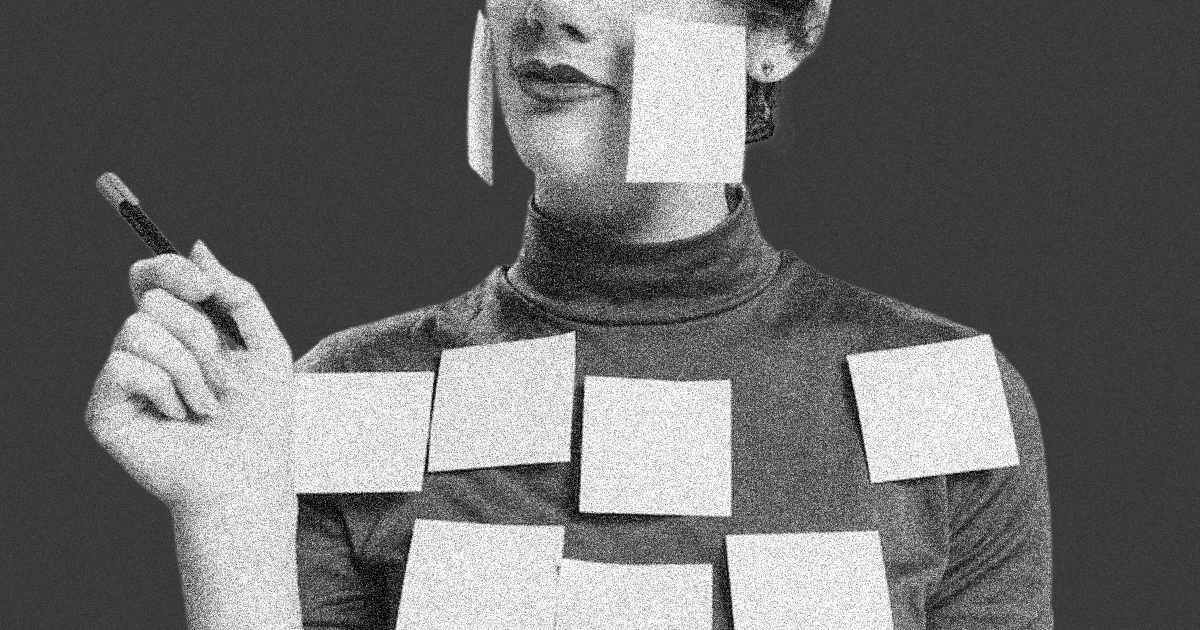 Retrato granulado em preto e branco de uma pessoa com o rosto e o corpo cobertos por post-its em branco, segurando uma caneta.