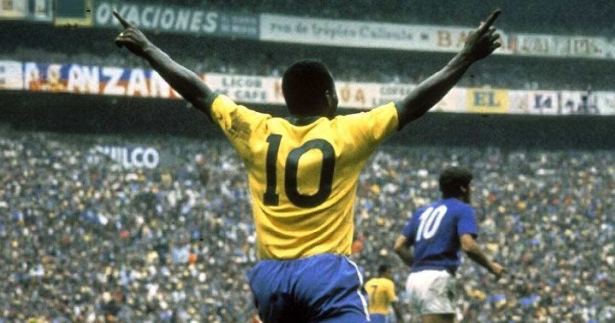 Pelé comemorando de costas em campo, camisa 10 da seleção brasileira à mostra.