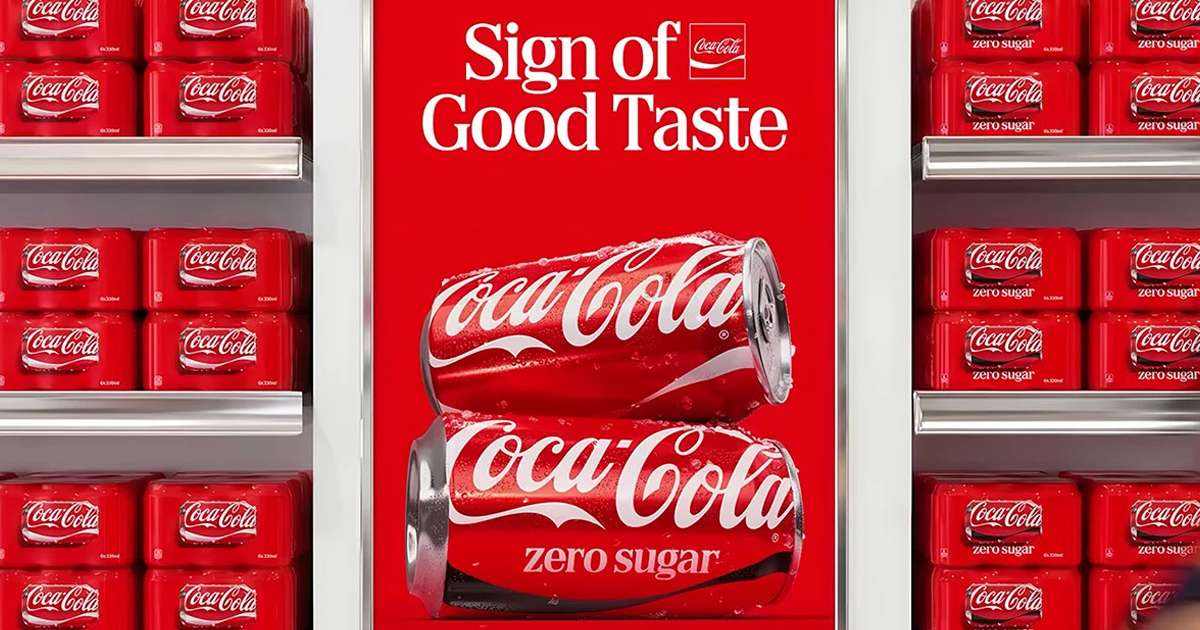 Tipografia branca sobre fundo escuro com o título sobre o rebranding da Coca-Cola em 2026
