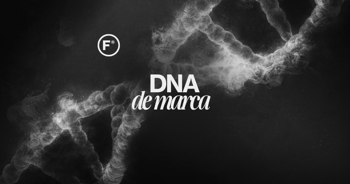 Hélice de DNA formada por fumaça em fundo preto, com o texto 'DNA de marca' e a marca F.