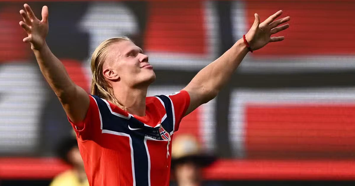 Erling Haaland comemora gol com a camisa da seleção da Noruega, braços abertos