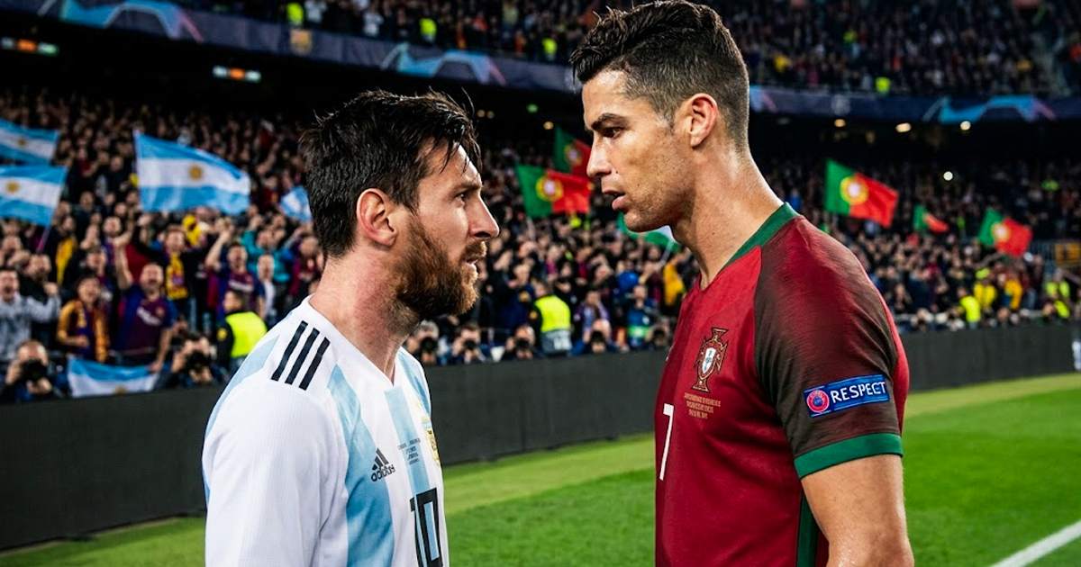 Lionel Messi e Cristiano Ronaldo frente a frente em campo, cada um com a camisa da própria seleção.