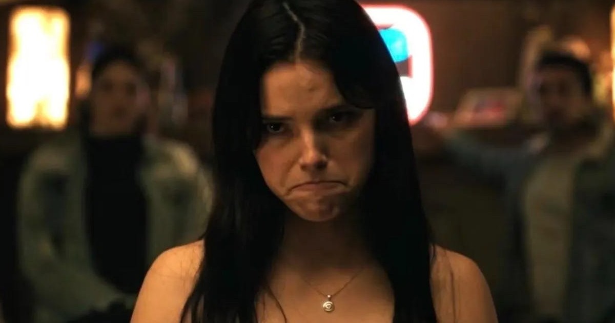 Cena do filme de terror Obsessão, personagem encarando a câmera com expressão tensa.