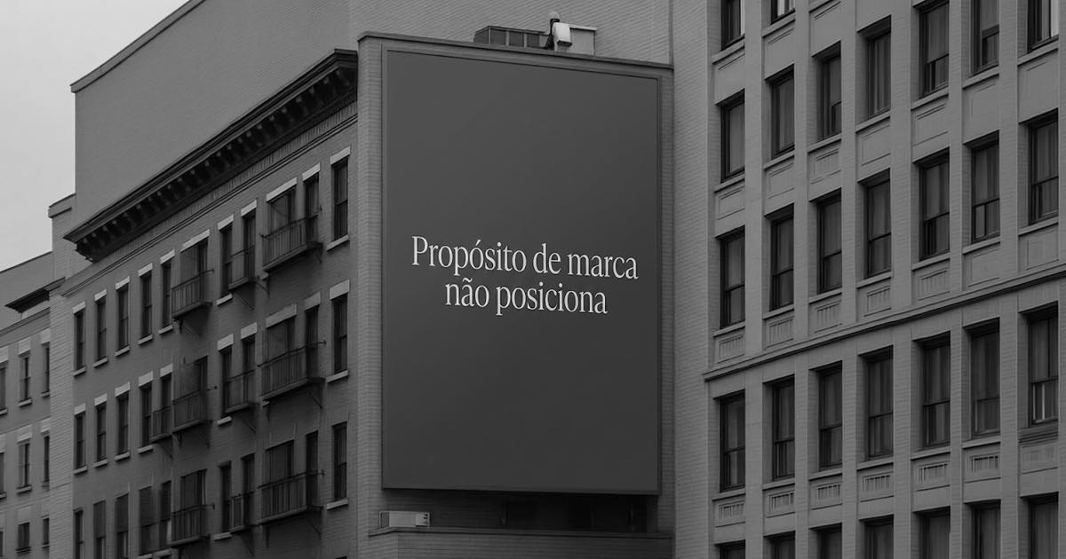 Outdoor preto em fachada de prédio, foto em preto e branco, com a frase 'Propósito de marca não posiciona' em tipografia serifada.