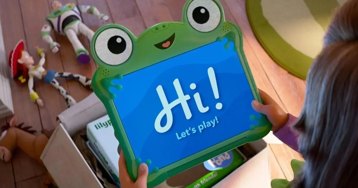 Cena de Toy Story 5 mostrando o tablet LilyPad sendo aberto ao lado dos brinquedos no chão.
