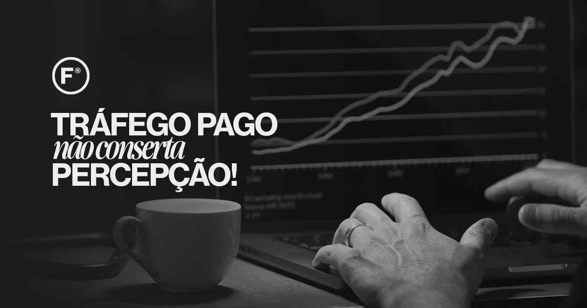 Mãos digitando em notebook com gráfico de linha ascendente ao fundo e xícara de café ao lado, com o texto 'Tráfego pago não conserta percepção' e a marca F.